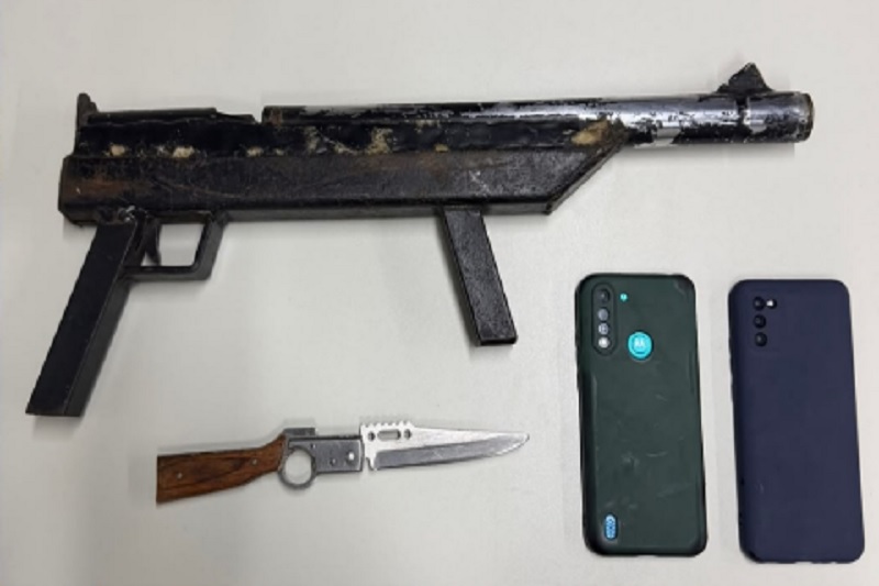 Homem embriagado é detido após invadir igreja com simulacro de arma e canivete em Anagé
