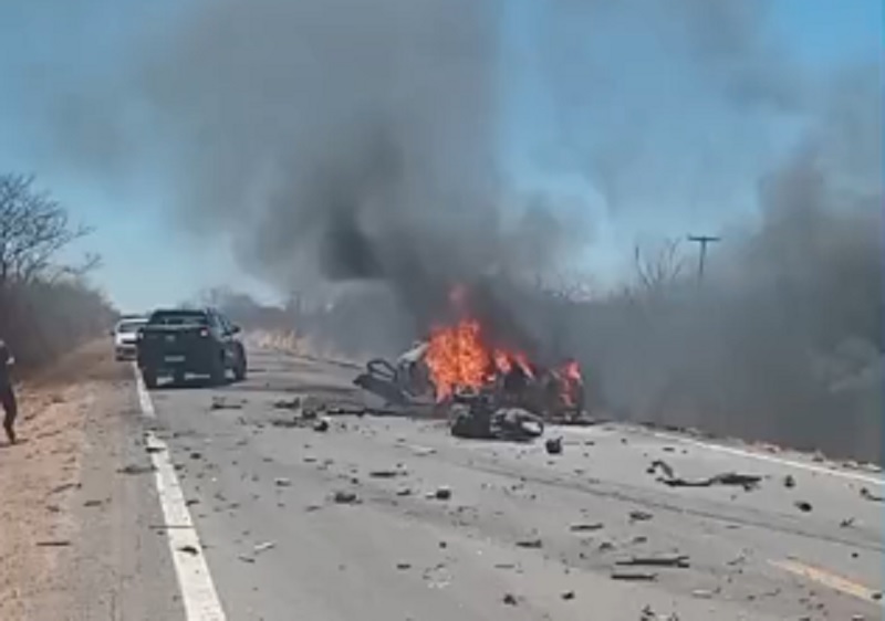 Motorista morre carbonizado após colisão entre carro e ônibus na BR-430