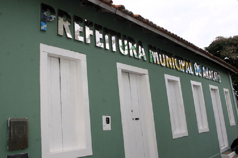 TCM considera procedente denúncia contra prefeita de Aracatu por irregularidade em licitação do Minha Casa, Minha Vida