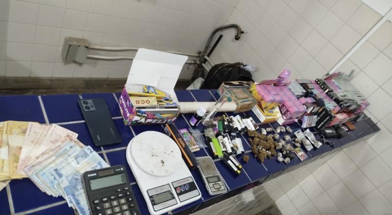 Jovem é flagrado com maconha e haxixe e leva PM até imóvel com drogas e 143 cigarros eletrônicos em Brumado