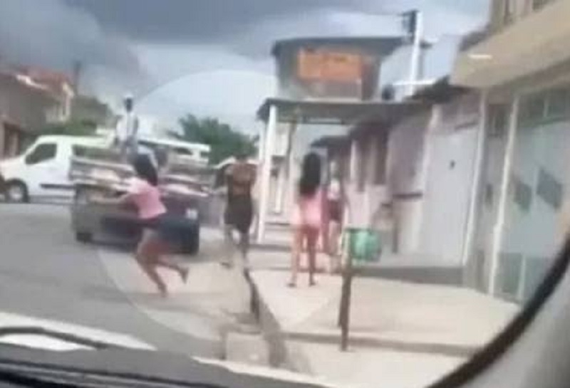 Jovem é baleada após briga motivada por ciúmes em Feira de Santana