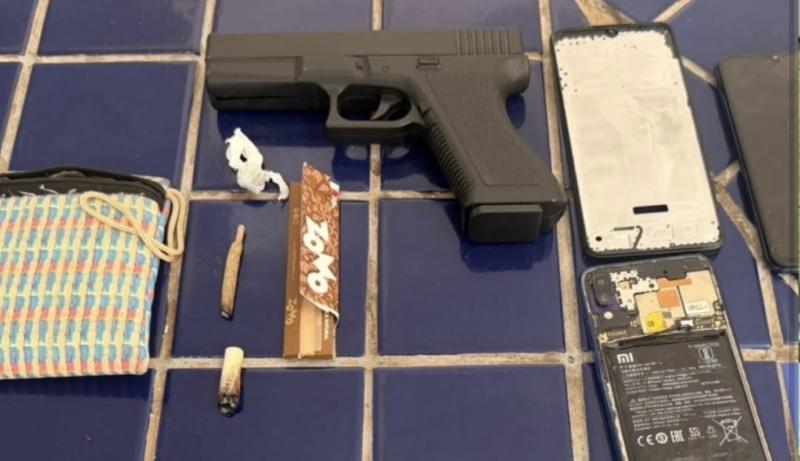 PM apreende drogas e simulacro de arma de fogo durante ocorrência de discussão entre casal em Brumado