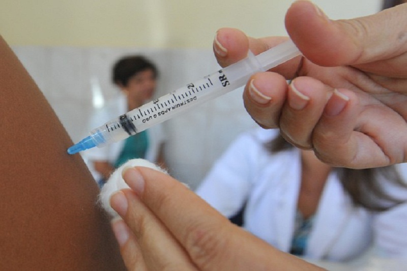 Brumado amplia vacinação contra meningite ACWY para pessoas de 15 a 25 anos até esta sexta-feira (30/10)